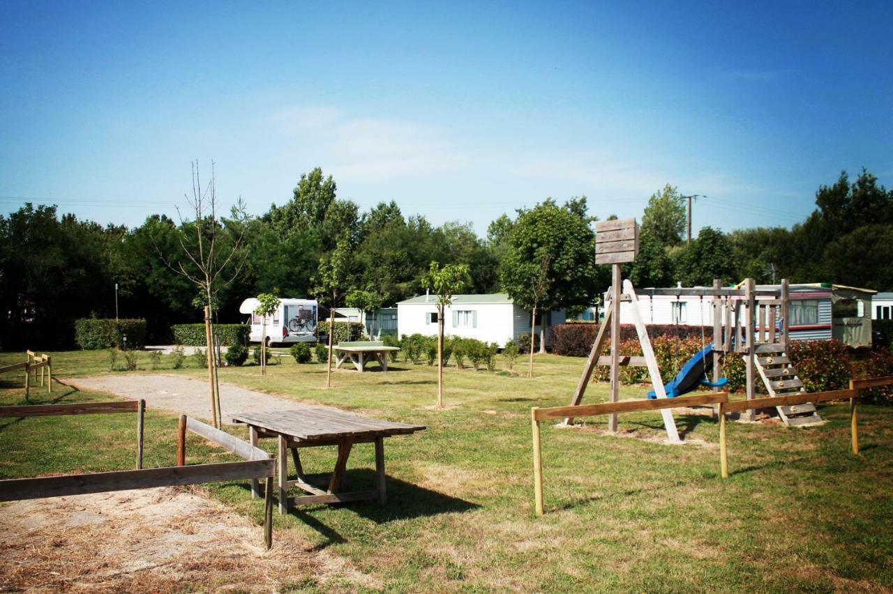 Camping Au Pre De L'Etang Sainte-Foy  ภายนอก รูปภาพ